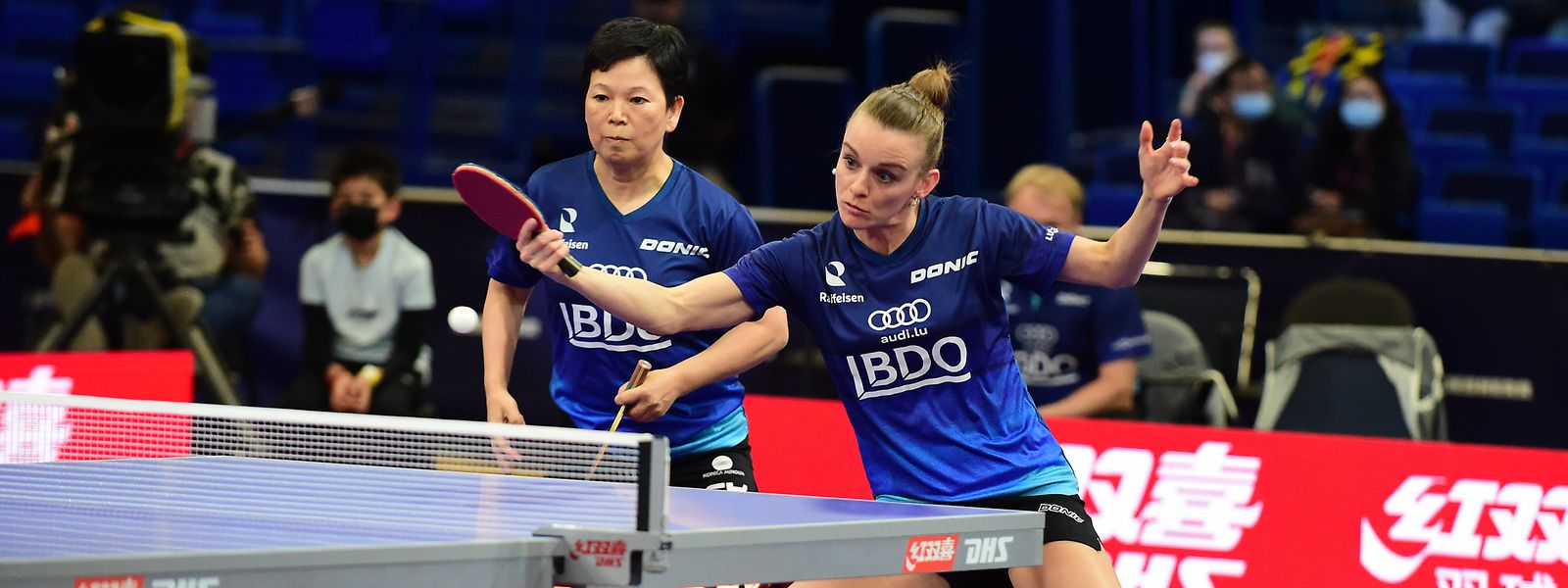 Ni Xia Lian und Sarah De Nutte können im Doppel-Halbfinale nur im dritten Satz mithalten.