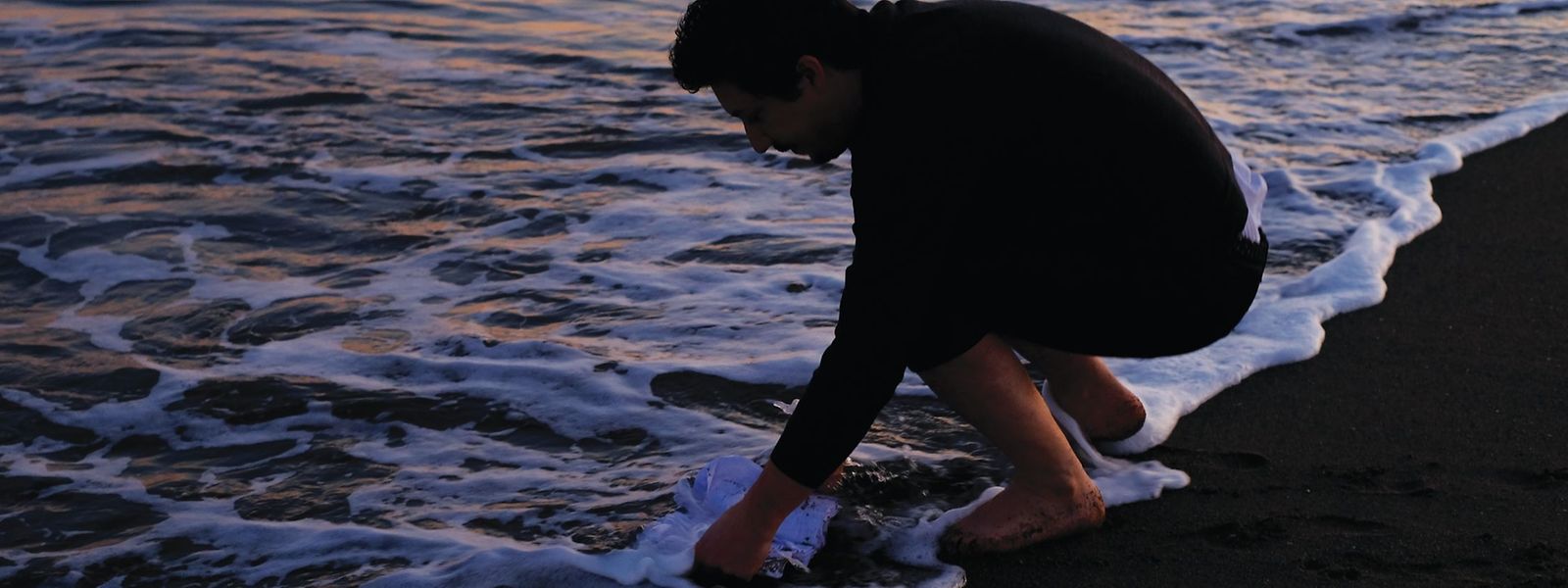 Des carnets de notes plongés dans la mer: une nouvelle forme d'écriture.⋌(Photo: Fábio Godinho) 