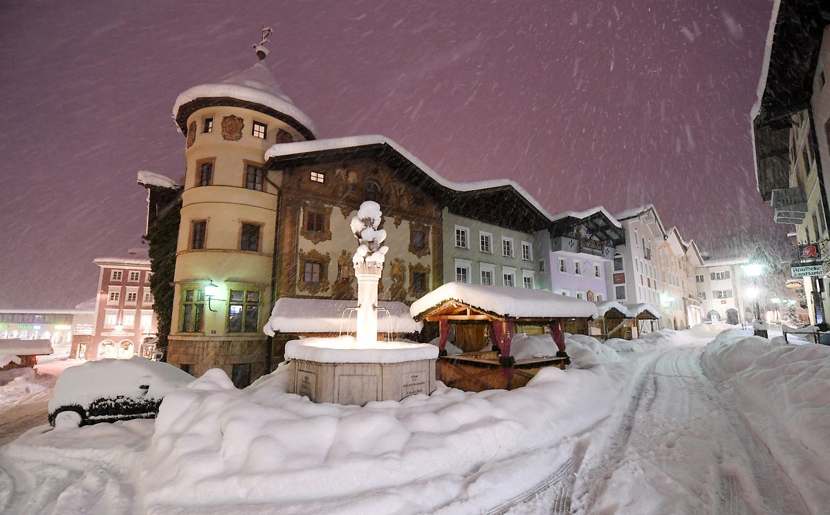 So schön kann Winter sein: Frischer Schnee liegt in den Straßen und auf den Dächern von Berchtesgaden.