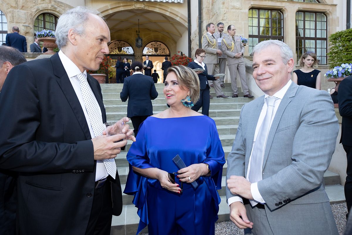 Großherzogin Maria Teresa im Gespräch mit Jean-Paul Schaaf (l.) und Innenminister Dan Kersch.