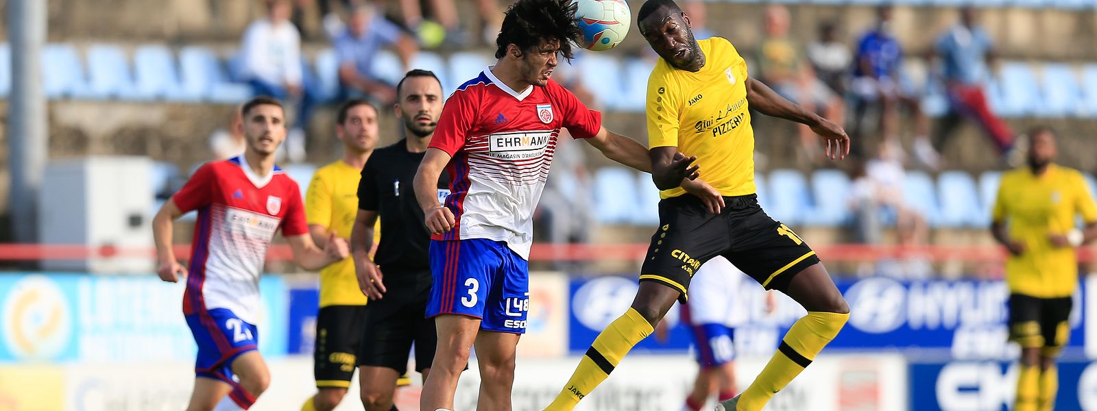 Diogo Pimentel (Fola, l.) und Bertino Cabral (F91, r.) hoffen auf den ersten Platz am Ende der Saison.