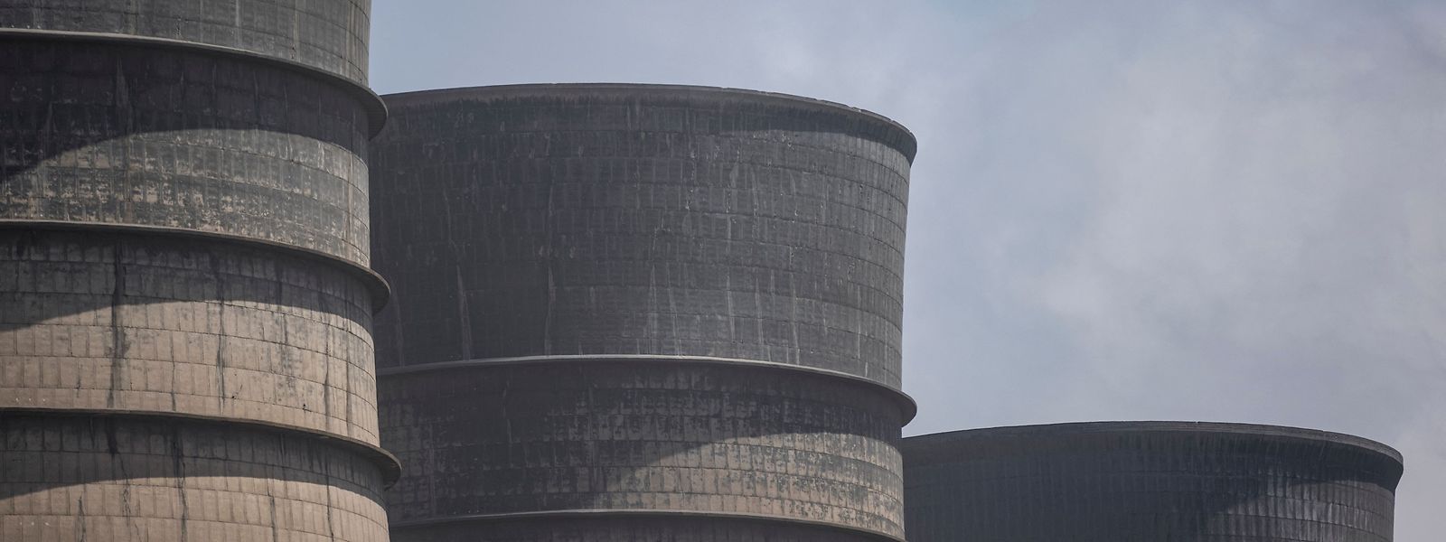 Südafrika ist nicht nur Opfer, sondern zugleich auch Mitverursacher der Klimaerwärmung: 15 Kohle-Kraftwerke, die gut 44 Gigawatt Elektrizität herstellen, blasen jährlich 1.600 Kilotonnen Schwefeldioxid in die Luft.
