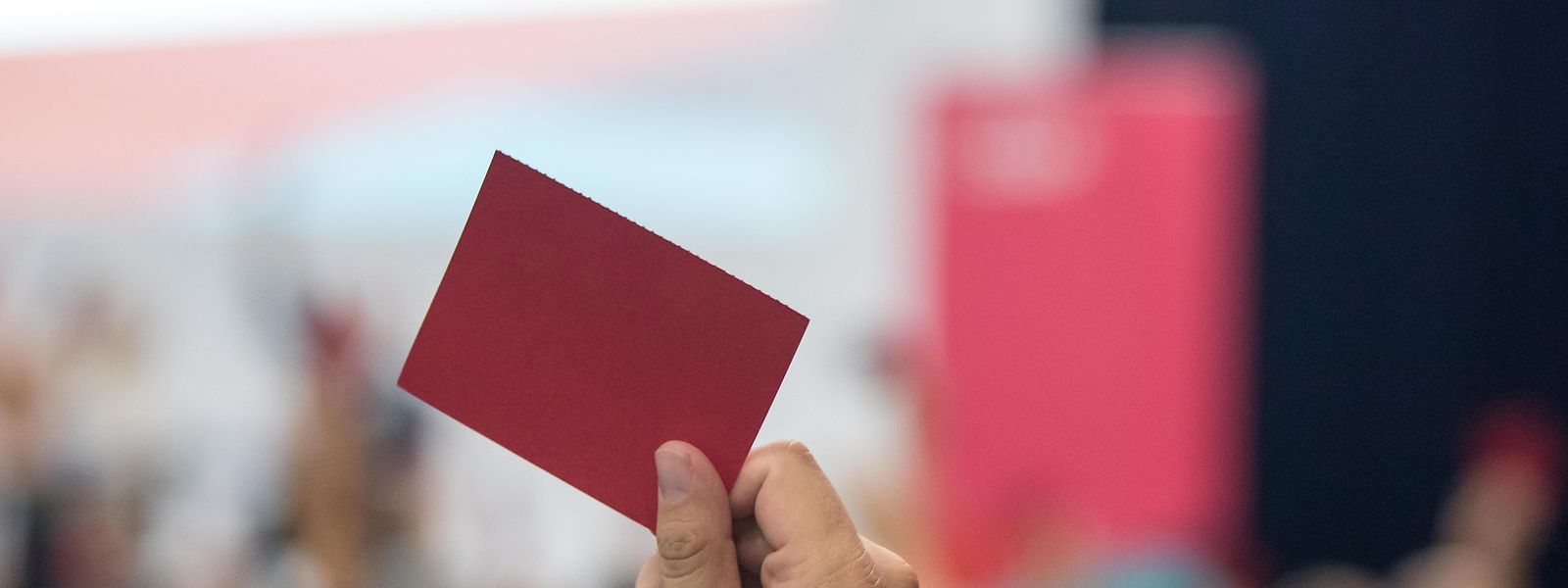 Ehe die neue Regierung ihre Zusammenarbeit offiziel machen kann, muss jede Partei das Programm und die Besetzung der Ministerposten gutheißen.LSAP / Abstimmung  Wahlprogramm / Foto:Guy Jallay