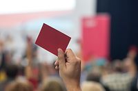 Ehe die neue Regierung ihre Zusammenarbeit offiziel machen kann, muss jede Partei das Programm und die Besetzung der Ministerposten gutheißen.LSAP / Abstimmung  Wahlprogramm / Foto:Guy Jallay