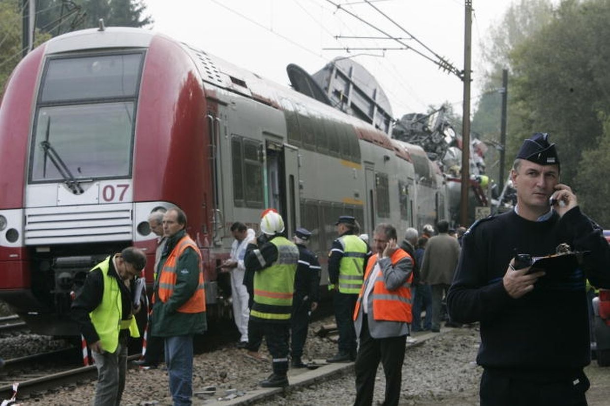 Vers 11 heures 45, un train CFL reliant Luxembourg à Nancy percute de plein fouet un train de marchandises SNCF venant en sens inverse sur la même voie.