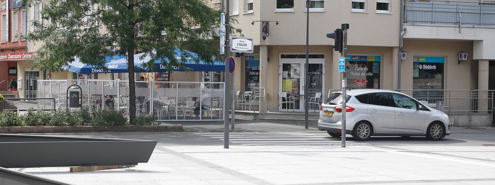 Die Männer waren zu Fuß zwischen der Place du Marché und der Rue de l'Eglise unterwegs, als sie von Polizisten in Zivil überwältigt wurden. 