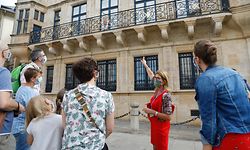 Lokales, Touristen, Tourismus, kleine Gruppe für Visite, Palast ,sie waren alle einverstanden für das Foto, Luxemburgische (Vakanz Doheem) und deutschsprachige Toruisten Foto: Anouk Antony/Luxemburger Wort