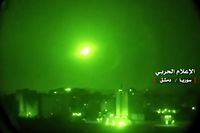 Screenshot aus einem Video von "Central War Media", das im syrischen Staatsfernsehen übertragen wurde und, dass die syrische Luftabwehr beim Abfangen israelischer Raketen zeigen soll. 