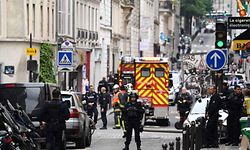 TOPSHOT - Police officers stand on a street near the site of an ongoing hostage taking on June 12, 2018 in central Paris. / AFP PHOTO / Alain JOCARD