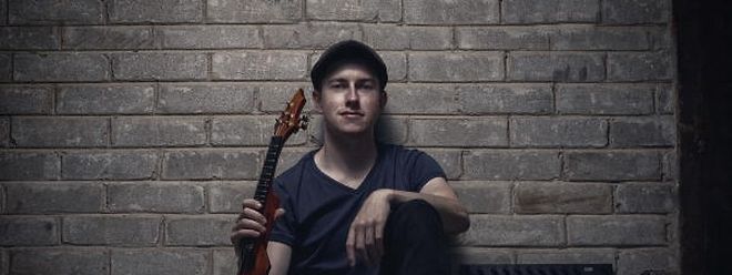 Seine „Wood Viper“ ist ein echtes Alleinstellungsmerkmal: Chris Reitz spielt seine E-Geige als Solist und Sideman.