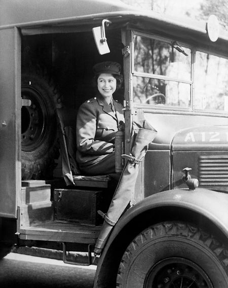 Die damalige Prinzessin Elizabeth am Steuer eines Armeefahrzeugs des britischen Militärs. 