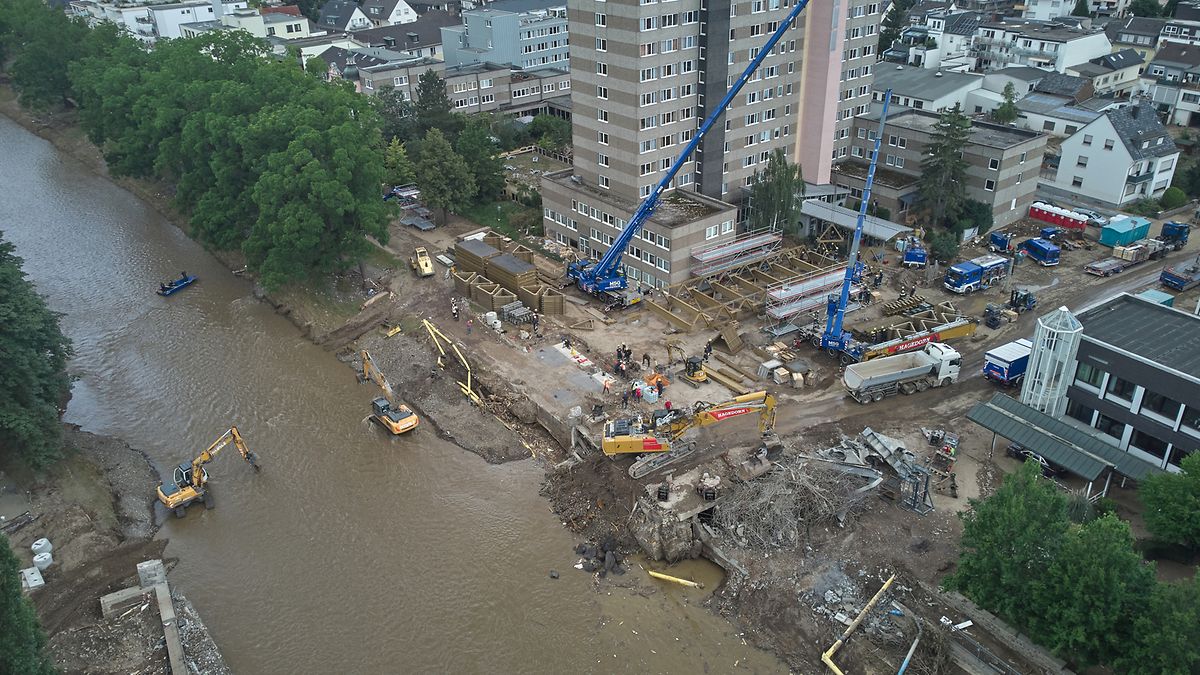 Helfer des Technischen Hilfswerks (THW) errichten in Bad Neuenahr eine Behelfsbrücke. 