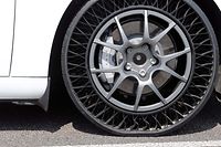 A fina camada de borracha que agarra o asfalto tem um enorme desafio físico a enfrentar: suportar o peso do carro e absorver os choques