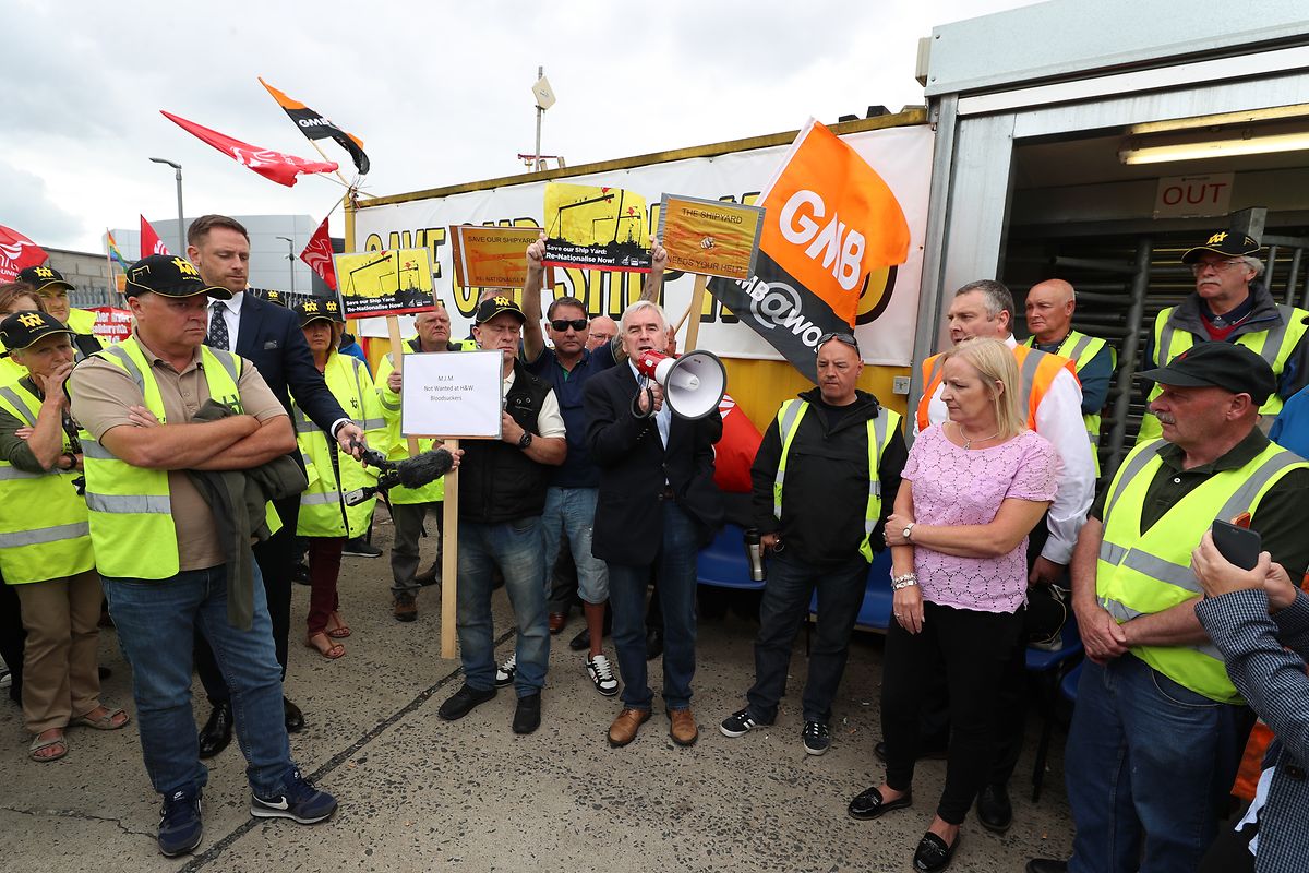 John McDonnell (M.), Labour-Abgeordneter im britischen Unterhaus, nimmt an einem Protest von Mitarbeitern der Werft Harland & Wolff teil. 
