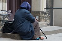 ACHTUNG: SPERRFRIST 21. JANUAR 01:01 UHR. FREI F‹R MONTAGSUASGABEN UND E-PAPER - ARCHIV - 04.07.2017, Sachsen, Dresden: ILLUSTRATION - Eine Bettlerin sitzt am Eingang der Katholischen Hofkirche und bittet um Almosen. Zur Bek‰mpfung der Ungleichheit in Deutschland fordert die Organisation Oxfam einen hˆheren Mindestlohn sowie eine st‰rkere Belastung von Vermˆgenden, Konzernen, Erbschaften und hohen Einkommen. (zu dpa ´Oxfam fordert hˆheren Mindestlohn und st‰rkere Belastung von Reichenª vom 20.01.2019) Foto: Sebastian Kahnert/dpa-Zentralbild/dpa +++ dpa-Bildfunk +++
