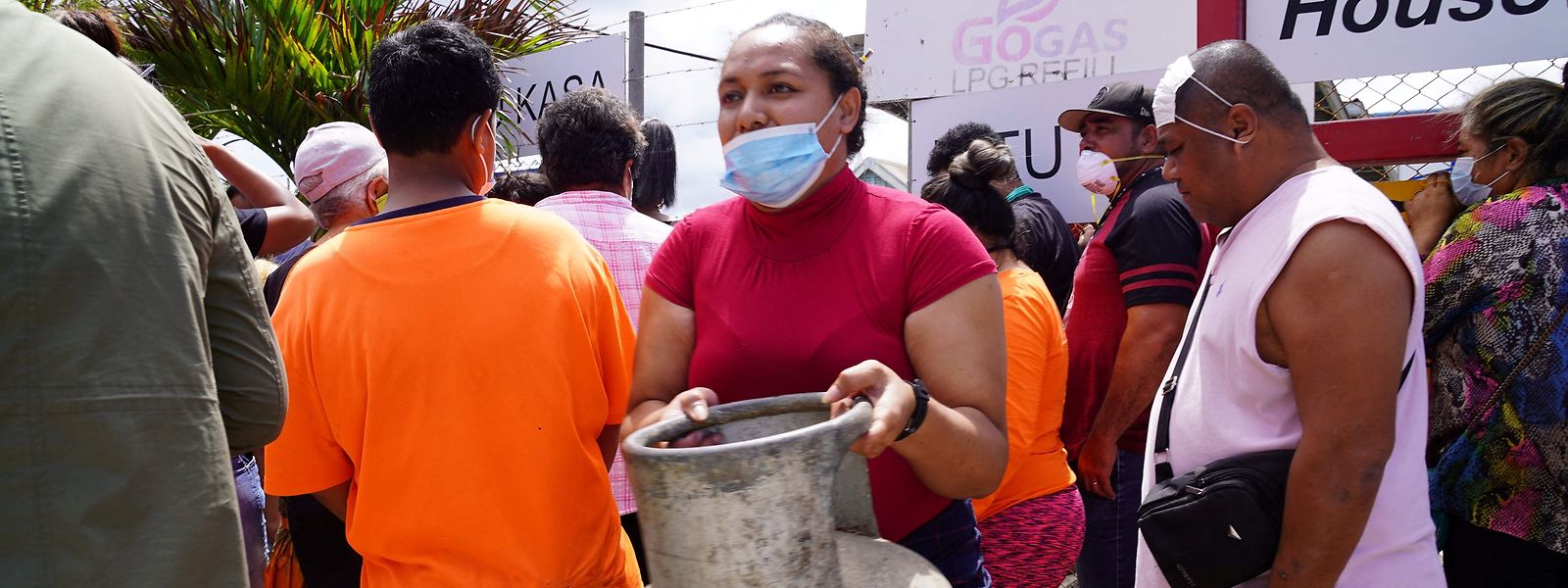 Cidadã de Tonga, na capital, Nuku'alofa, onde foi declarado recentemente um confinamento devido à pandemia da covid-19. 