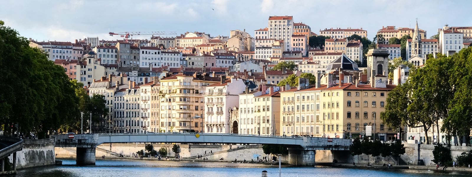 La Saône et son festival de ponts traversent le flamboyant panorama des quartiers du Vieux Lyon.
