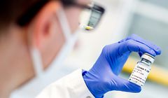 21.04.2021, Niedersachsen, Braunschweig: André Frenzel, wissenschaftlicher Leiter im Unternehmen Corat Therapeutics, hält eine Flasche mit einem flüssigen Medikament gegen eine durch das Coronavirus SARS-CoV-2 ausgelöste Erkrankung in der Hand. Das im Jahr 2020 gegründete Biotechnologieunternehmen mit Sitz in Braunschweig entwickelt ein Medikament gegen Covid-19. Foto: Hauke-Christian Dittrich/dpa +++ dpa-Bildfunk +++