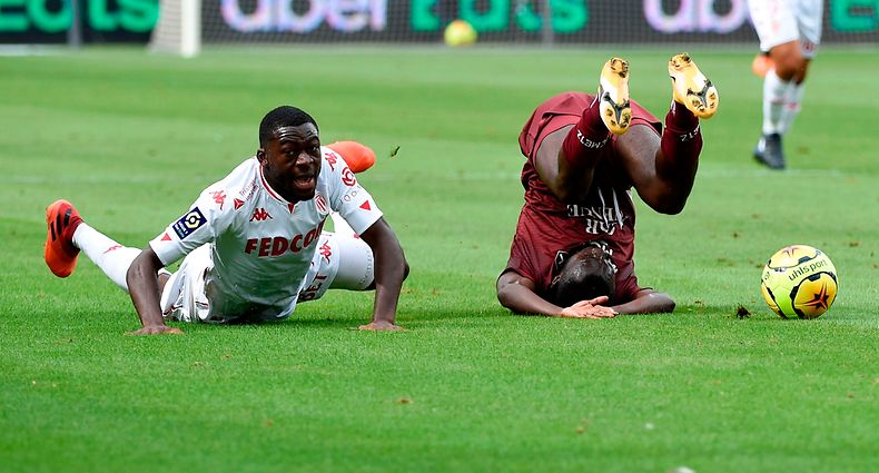 Metz' Ivorian midfielder Victorien Angban (R) fights for the ball against Monaco's forward Djibril Sidibe    during the French L1 football match between Metz (FC Metz) and Monaco (ASM) at Saint Symphorien stadium in Longeville-l�s-Metz, eastern France, on August 30, 2020. (Photo by JEAN-CHRISTOPHE VERHAEGEN / AFP)