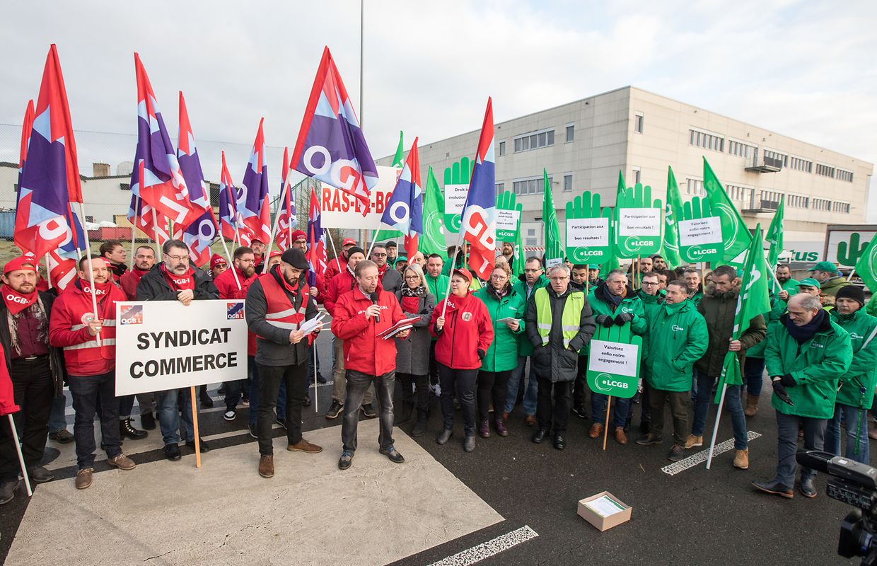 Mitglieder der beiden Gewerkschaften OGBL und LCGB streiken vor der Cactus-Zentrale in Windhof. 