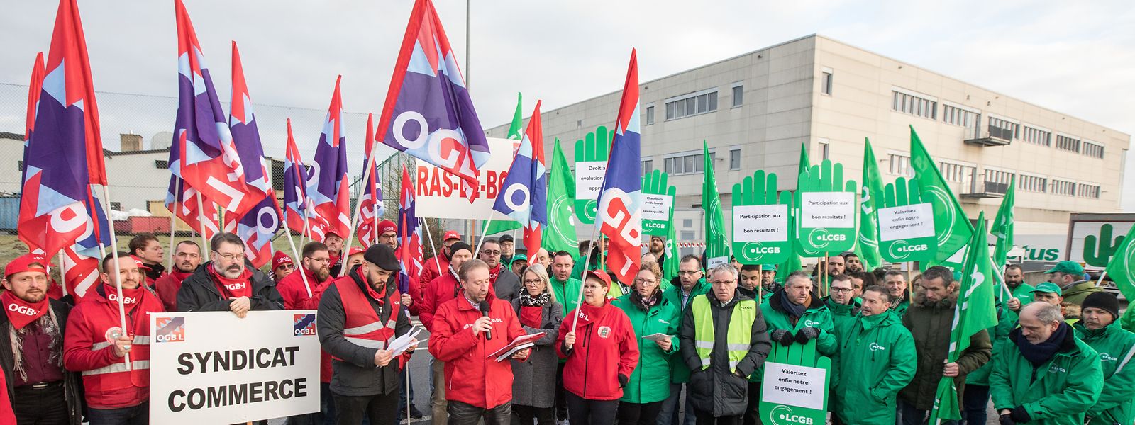 Mitglieder der beiden Gewerkschaften OGBL und LCGB streiken vor der Cactus-Zentrale in Windhof.