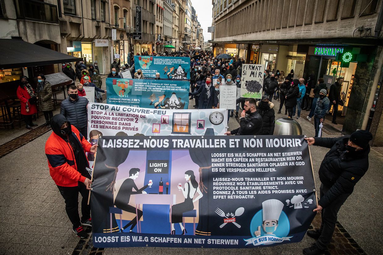 Hunderte Menschen haben sich am Samstagnachmittag während eines Protestzuges in der Hauptstadt dafür ausgesprochen, dass Cafés und Restaurants wieder öffnen dürfen.