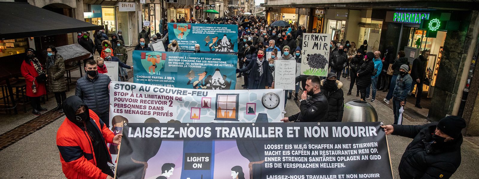 Hunderte Menschen zogen am Samstagnachmittag durch die Hauptstadt, um gegen die Schließung im Horesca-Sektor zu protestieren. 