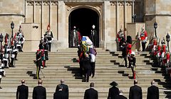 Pallbearers of the Royal Marines carrying the coffin up the West Steps into St George's Chapel of the funeral service of Britain's Prince Philip, Duke of Edinburgh in Windsor Castle in Windsor, west of London, on April 17, 2021. - Philip, who was married to Queen Elizabeth II for 73 years, died on April 9 aged 99 just weeks after a month-long stay in hospital for treatment to a heart condition and an infection. (Photo by Kirsty Wigglesworth / various sources / AFP)