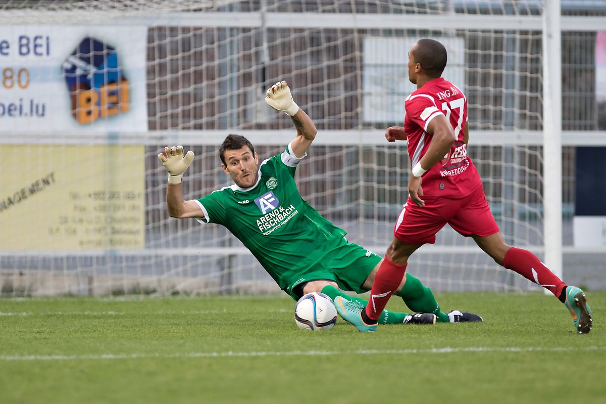 O FC Differdange (vermelho) bateu o Strassen pela primeira vez no campeonato