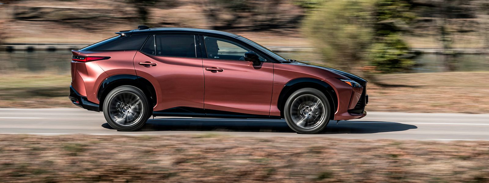 Der neue Viertürer RZ 450e hält alle mit der japanischen Marke Lexus verbundenen Qualitäten in Bezug auf Leistung und Know-how bei.
