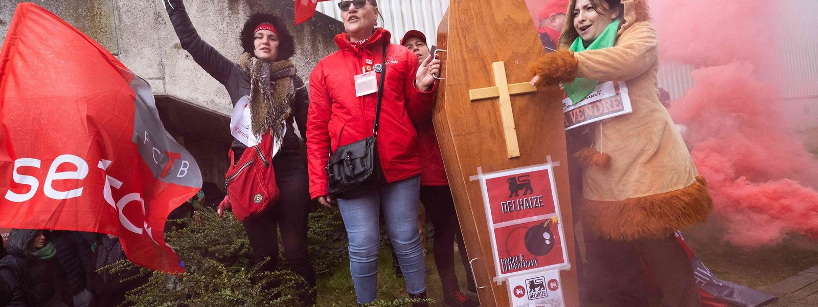Des employés manifestent lors d'une réunion des syndicats et de la direction de la chaîne de supermarchés Delhaize, à Zellik, le 14 mars 2023. 