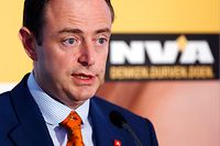Belgian Flemish right-wing party (N-VA) president Bart De Wever speaks during a news conference in Brussels October 30, 2013. REUTERS/Francois Lenoir (BELGIUM - Tags: POLITICS)