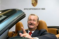 ARCHIV - 28.11.2007, Baden-Württemberg, Stuttgart: Wendelin Wiedeking, damals Vorstandsvorsitzender des Stuttgarter Sportwagenherstellers Porsche, sitzt in Stuttgart vor der Bilanz-Pressekonferenz in einem Porsche 911. Am 28. August wird er 70 Jahre alt. (Zu dpa «Wiedeking wird 70: Ex-Porsche-Chef heute ein Multi-Investor») Foto: Bernd Weißbrod/dpa +++ dpa-Bildfunk +++