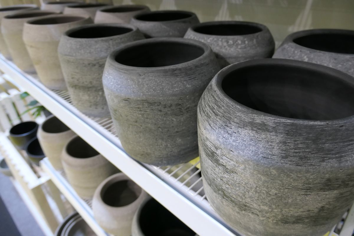 Töpfe werden gerne in unauffälligen&nbsp;Farben gekauft - ganz weit vorne natürlich die&nbsp;Trendfarbe Grau.