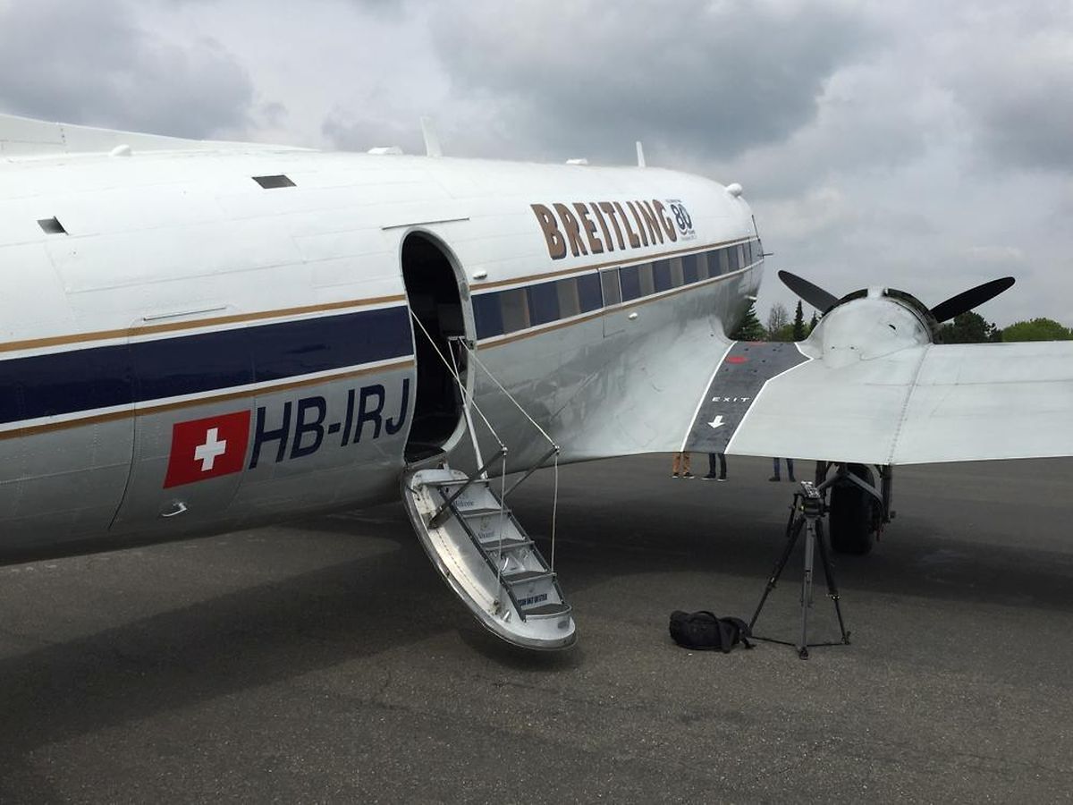 Besonderes Merkmal der Maschine ist die Einstiegsluke, die nicht standardmäßig auf der linken Rumpfseite einbaut ist, sondern rechts auf besonderen Wunsch von American Airlines.
