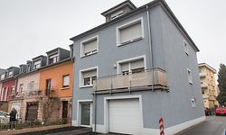 In diesem Mehrfamilienhaus in Bereldingen entdeckten die Ermittler 113 Gramm Kokain unter der Waschmaschine eines Dealers.