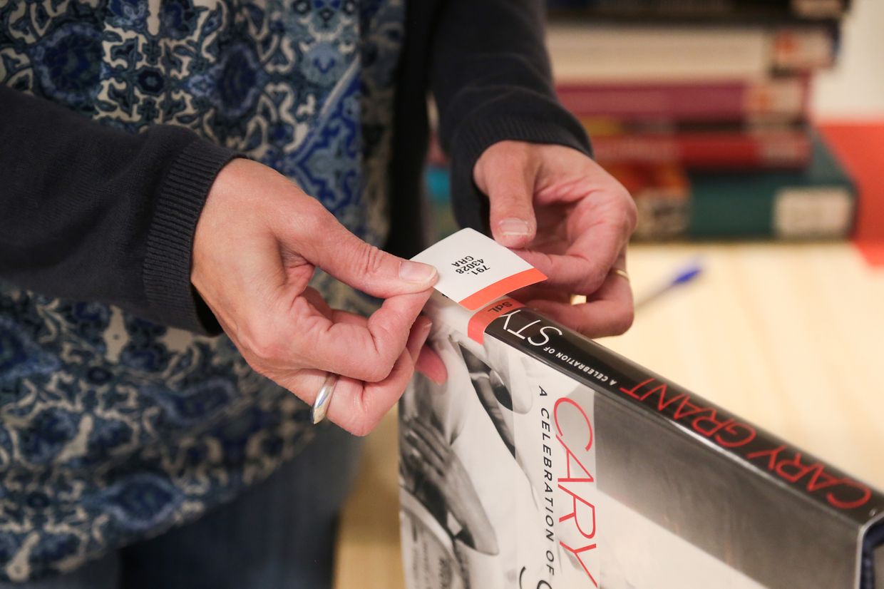 Für den Umzug wird jeder Titel mit zwei Signaturen versehen: der endgültigen, unter der sie Benutzer am Ende im Regal finden ...