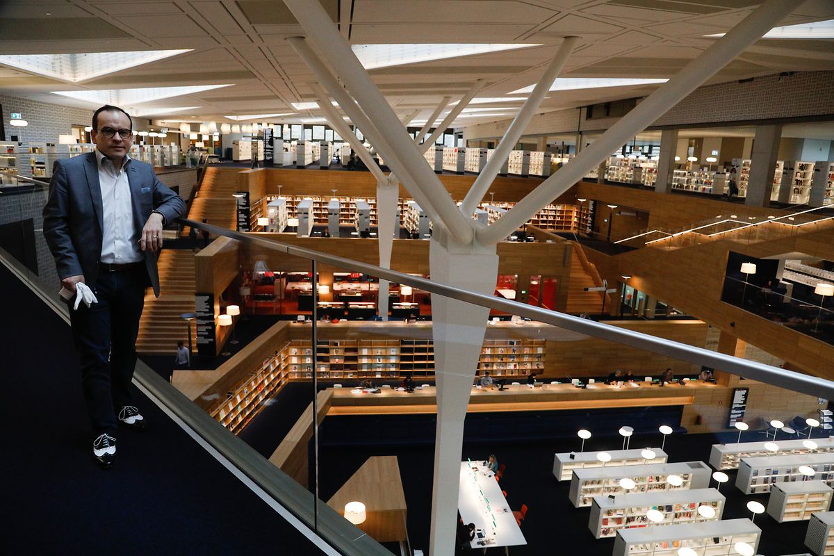 A nova Biblioteca é construída como um enorme anfiteatro. Tem 2100 títulos em português, à espera de leitores.