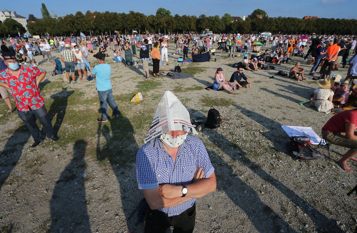 Menschen stehen bei einer Demonstration gegen die Corona-Maßnahmen auf der Theresienwiese in München.