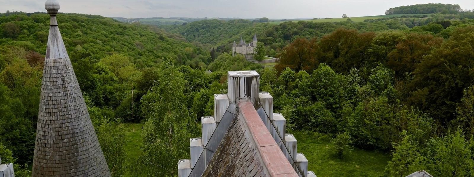 On voit en face le château de Vêves, qui se visite toujours. Pour accéder au toit, il fallait utiliser un escalier en partie effondré et une échelle de chantier.