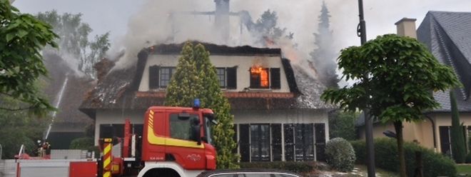 Blitz Schlagt In Zwei Hauser Ein Strohdach Brennt Lichterloh