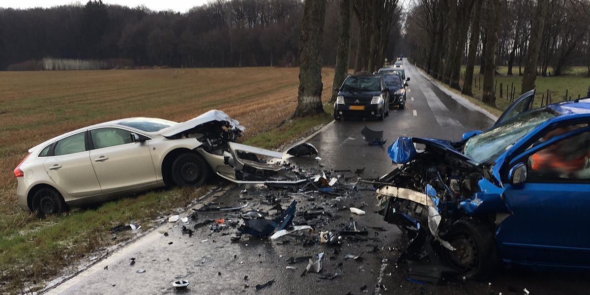 L'un des deux conducteurs a perdu le contrôle de sa voiture dans une longue ligne droite. 