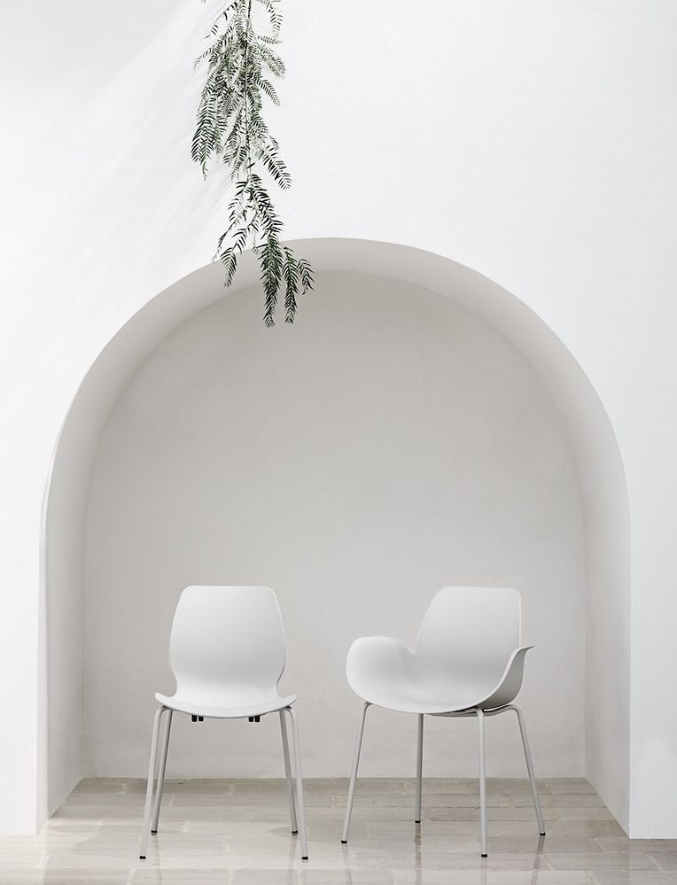 Be my guest: Outdoor-Stuhl „Seed“ aus recyceltem Kunststoff und verzinktem Stahl von Bolia, um 389 Euro (l.) und um 445 Euro (r.).