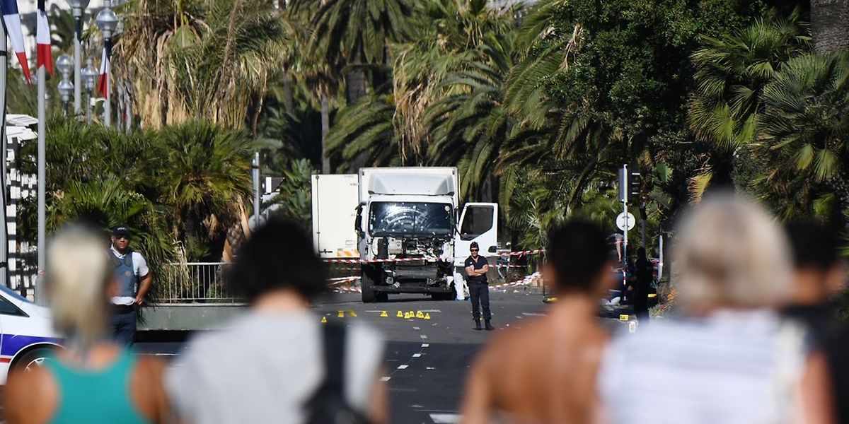 Nice am Morgen danach: Die Promenade des Anglais ist abgesperrt, im Hintergrund der Lastwagen des Anschlags.