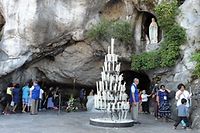 Dans un communiqué, le Sanctuaire de Lourdes a annoncé qu'il avait porté plainte contre cette femme qui s'est présentée «complètement dénudée à la Grotte» pendant une procession eucharistique. 