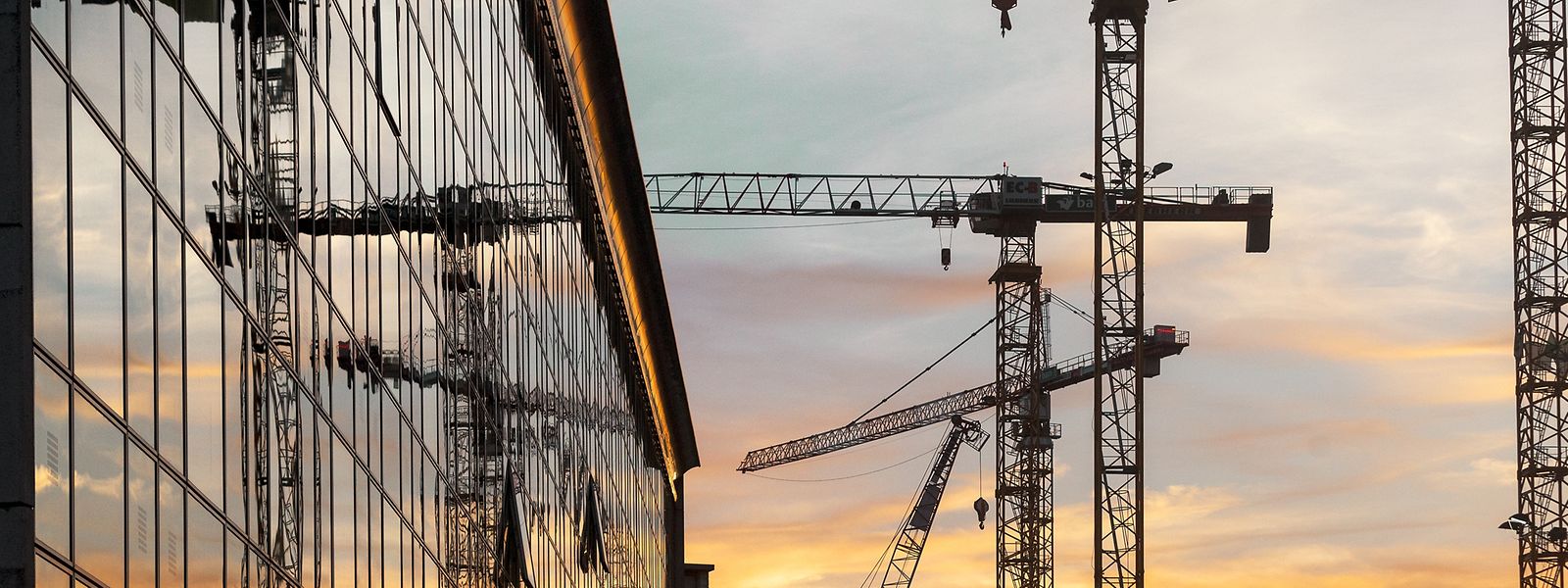 Die Regierung will sowohl die Menschen als auch die Unternehmen steuerlich entlasten. Um dies zu finanzieren setzt sie auf eine weiterhin starke Konjunktur.