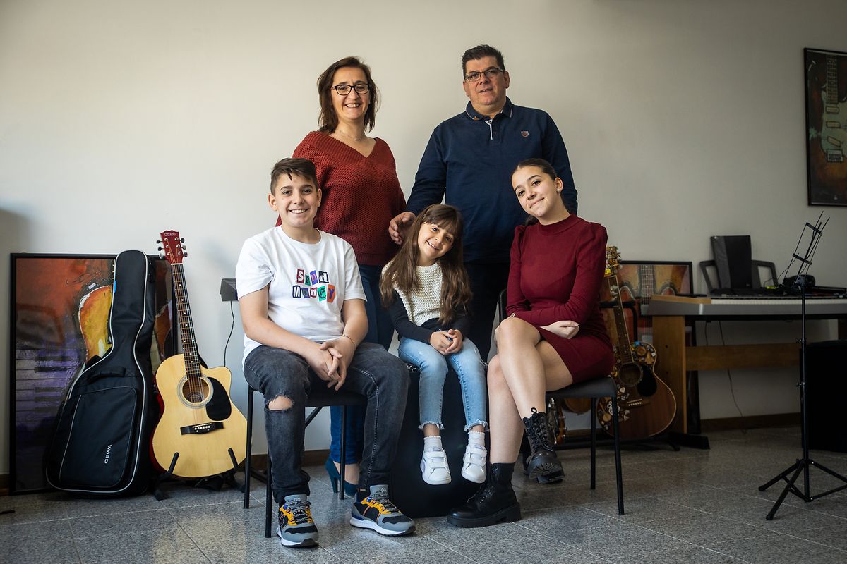 O casal João e Anabela, com os filhos, Iuri, Iara e Lara são uma família portuguesa que se diz "muito feliz" no Luxemburgo.
