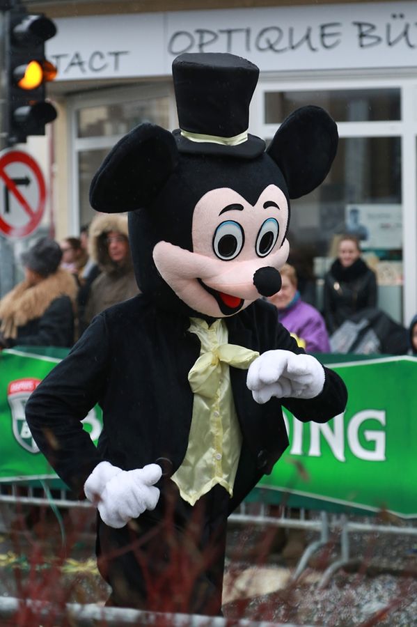 Auch in Petingen beim letzten Kavalkadenumzug des Jahres  feierten die Narren ausgelassen bis in die späten Abendstunden.