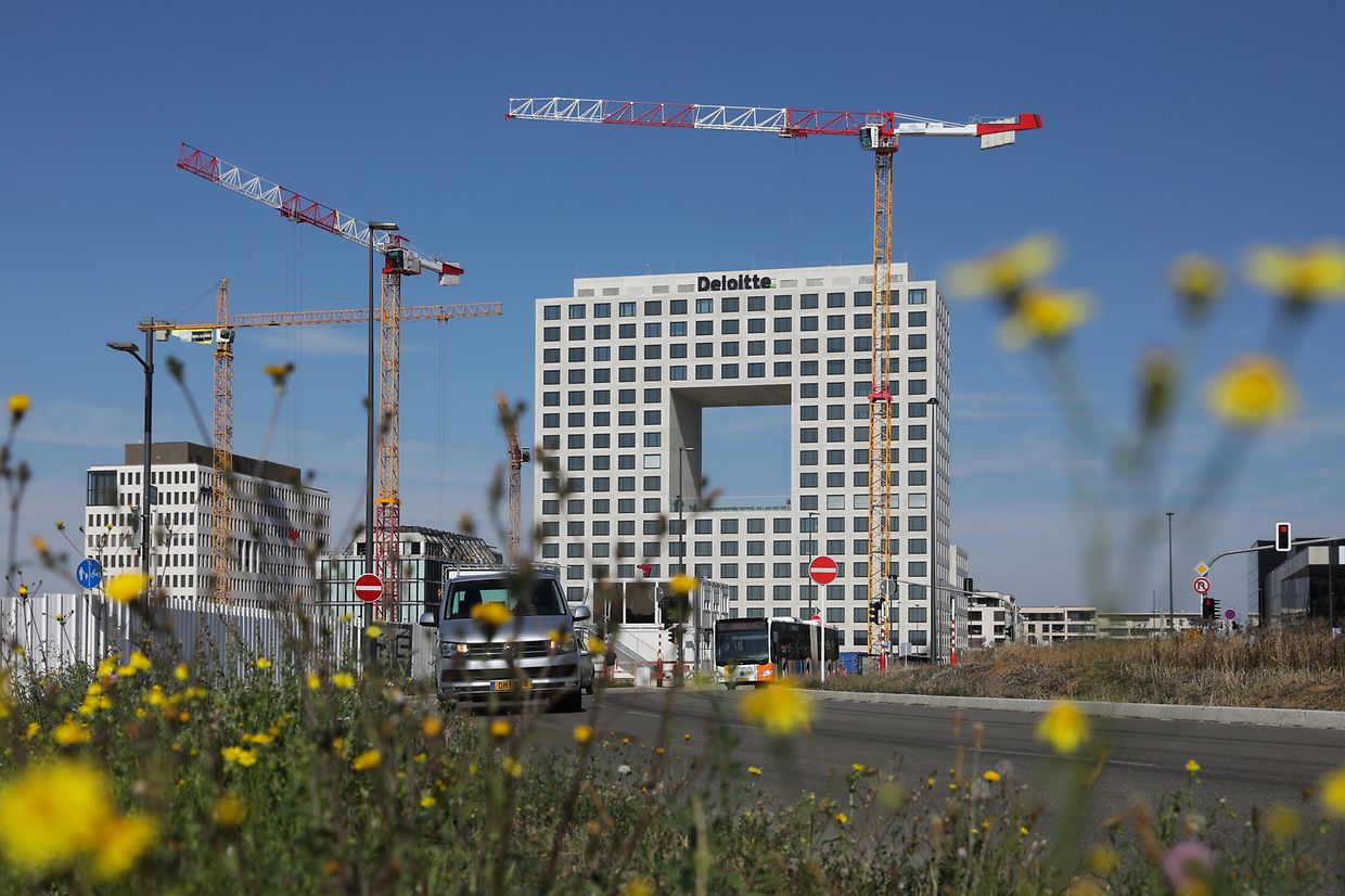 Das Deloitte-Gebäude mit seinem charakteristischen „Fenster“ könnte ein Wahrzeichen des neuen Quartiers werden. John Psaila, geschäftsführender Gesellschafter von Deloitte Luxemburg, sagt: „Für uns symbolisiert die Form des Bauwerks das Fenster zur Zukunft.“