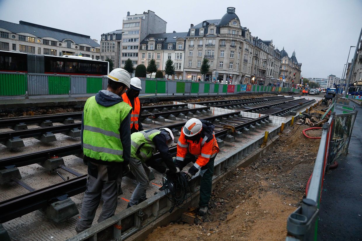 Lokales, online.fr, online.de, beim Gebäude Arcelor place des Martyrs, Legung der Schienen, Verkehr, Mobilität, Tram, öffentlicher Transport, Foto: Anouk Antony/Luxemburger Wort